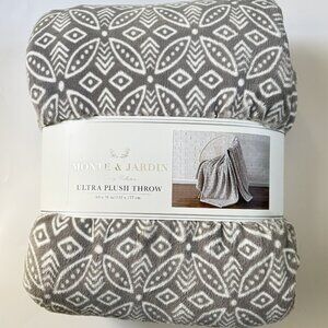 New Monte & Jardin Ultra Plush Throw Blanket 60 x 70 in NEW
